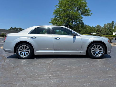 Used 2012 Chrysler 300 Limited RWD image 9