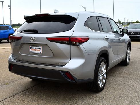 Used 2023 Toyota Highlander Limited FWD image 3