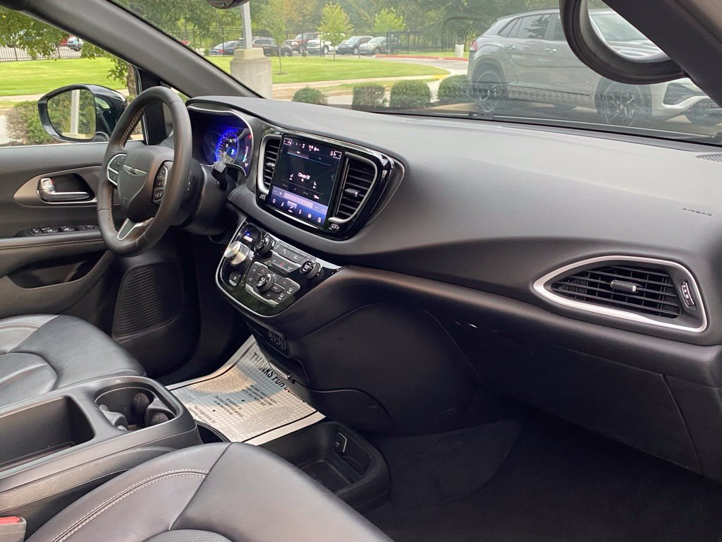 Used 2025 Chrysler Pacifica Select FWD image 29
