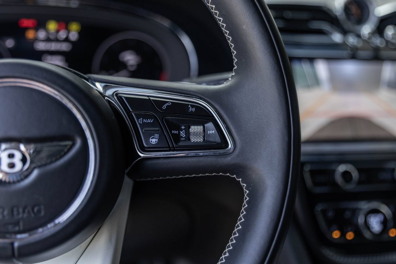 Certified 2023 Bentley Bentayga Extended Wheelbase AWD/4WD image 32