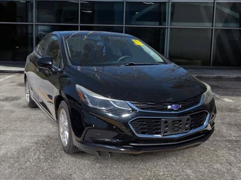 Used 2017 Chevrolet Cruze LT image 2