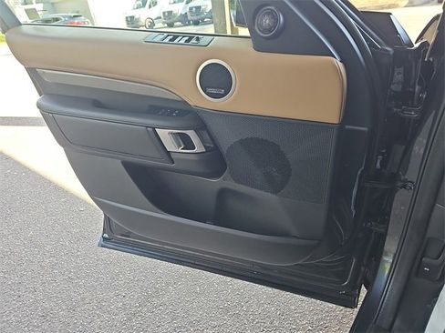 Used 2024 Land Rover Discovery Metropolitan Edition image 29