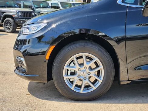 New 2026 Chrysler Pacifica Select image 6