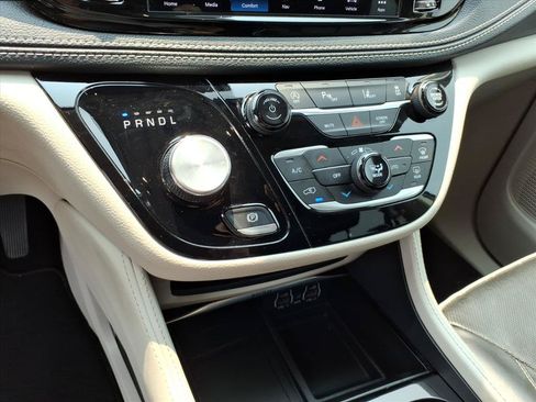 Used 2023 Chrysler Pacifica Limited FWD image 23