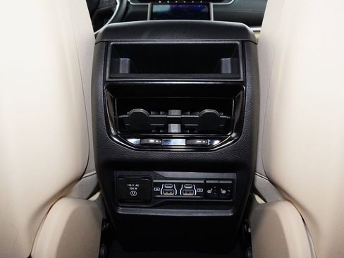 Used 2025 Jeep Grand Cherokee Limited w/ Luxury Tech Group II image 30