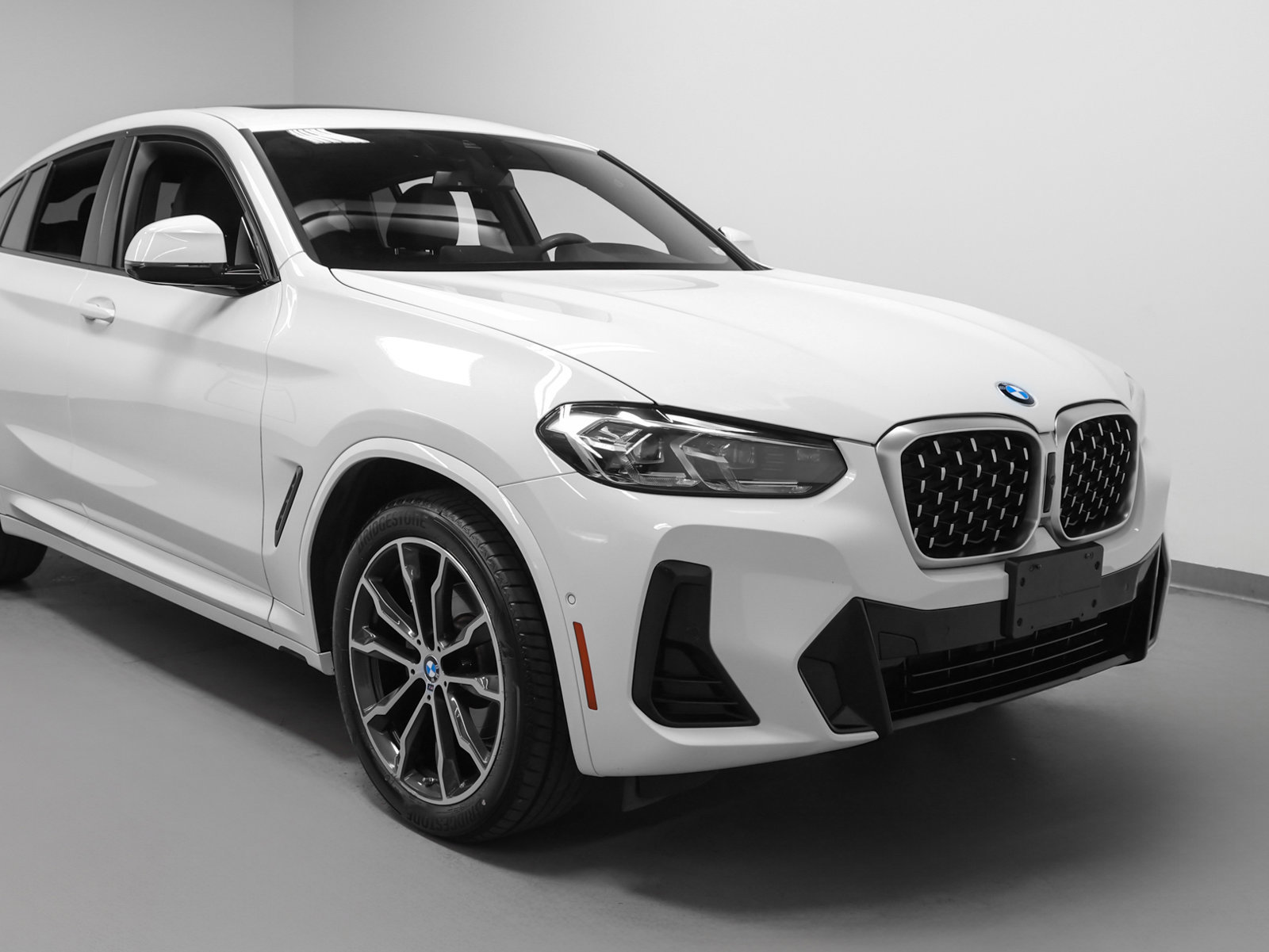 Used 2023 BMW X4 xDrive30i w/ M Sport Package AWD/4WD image 9