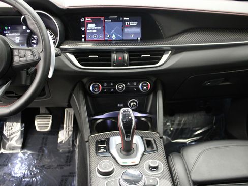 Used 2023 Alfa Romeo Stelvio Estrema image 25