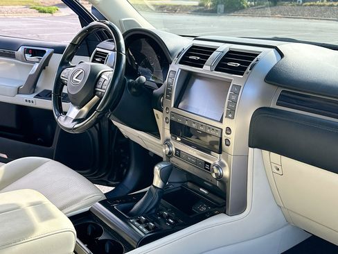 Used 2021 Lexus GX 460 Luxury image 3
