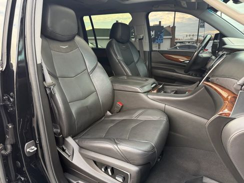 Used 2019 Cadillac Escalade ESV Luxury image 36