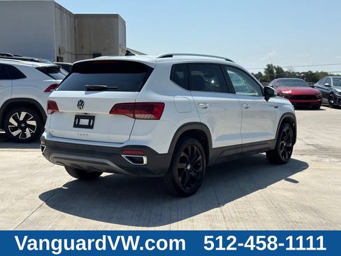 Used 2023 Volkswagen Taos SE w/ Panoramic Sunroof Package FWD image 5
