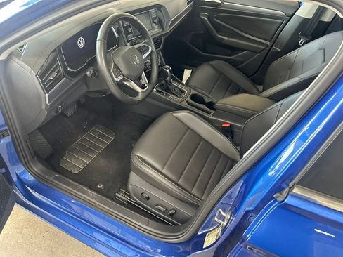 Used 2024 Volkswagen Jetta SE FWD image 3