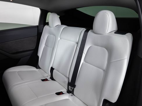 Used 2024 Tesla Model Y Long Range image 18