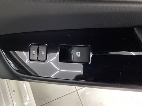 Used 2018 Toyota Prius Prime Premium image 37