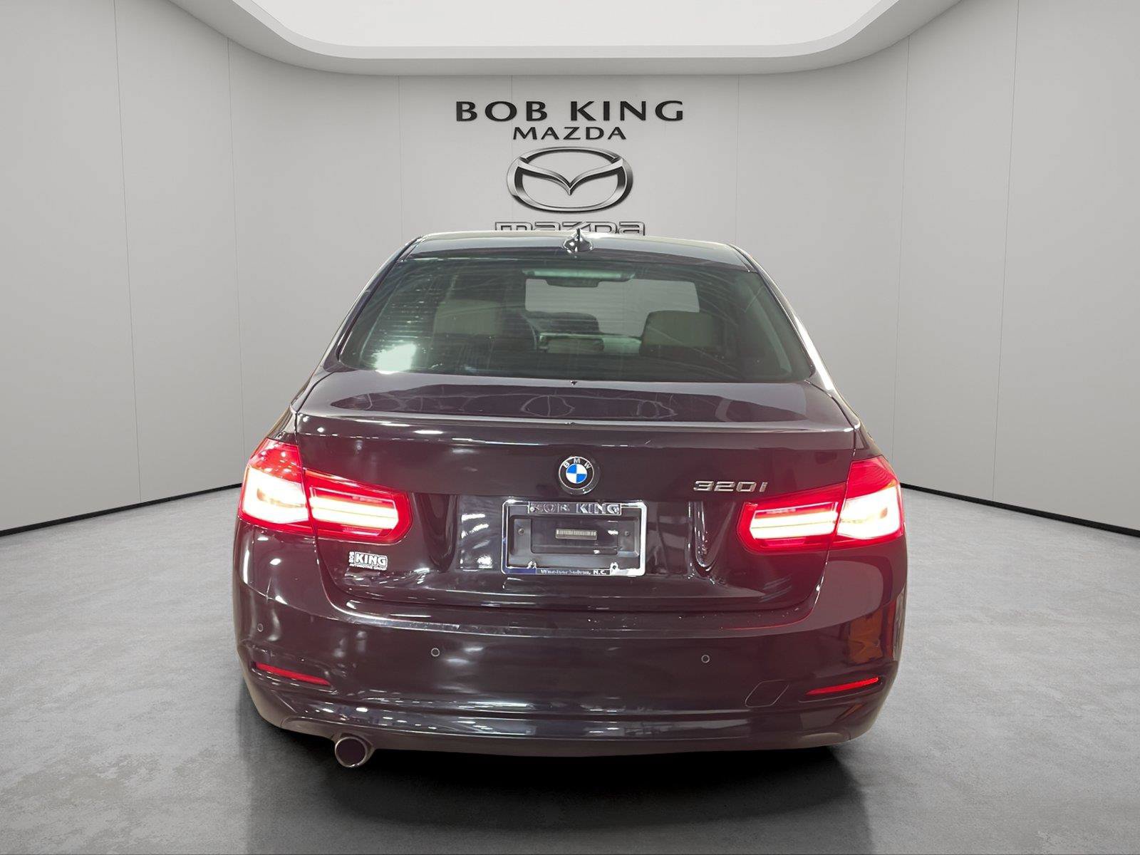 Used 2017 BMW 320i Sedan RWD image 4