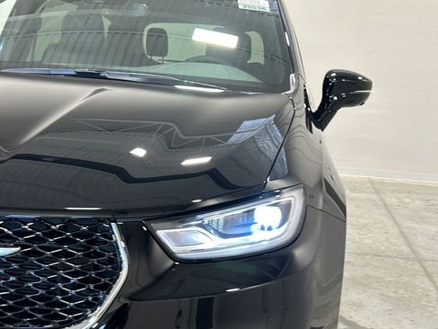 New 2025 Chrysler Pacifica Select image 10