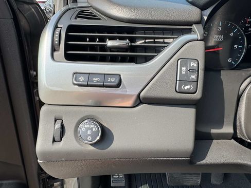 Used 2019 Chevrolet Suburban Premier RWD image 17
