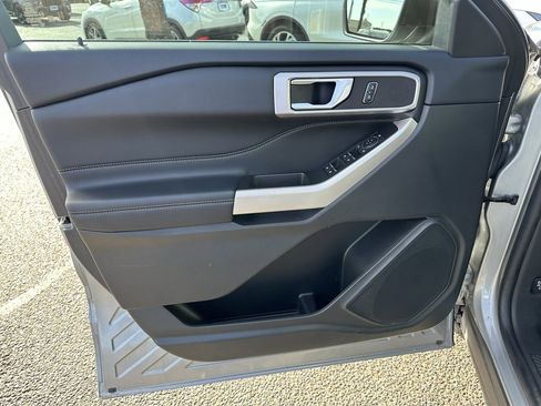 Used 2023 Ford Explorer XLT image 10