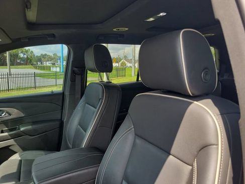 Used 2023 Chevrolet Traverse Premier FWD image 19