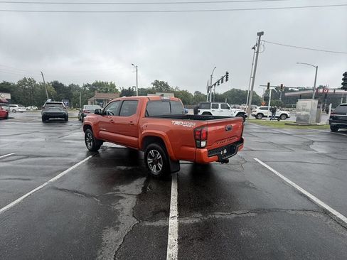Used 2017 Toyota Tacoma TRD Sport w/ Tow Package (A/T) AWD/4WD image 10