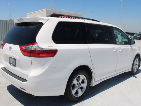 Used 2019 Toyota Sienna LE FWD image 3