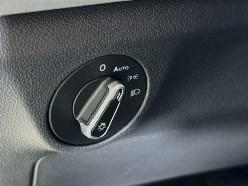 Used 2025 Volkswagen Jetta SE w/ Sunroof Package image 10