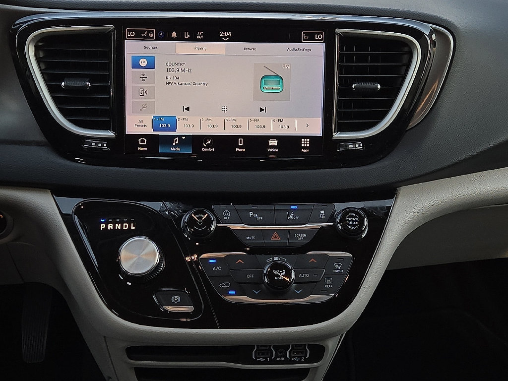 Used 2024 Chrysler Pacifica Touring-L FWD image 12