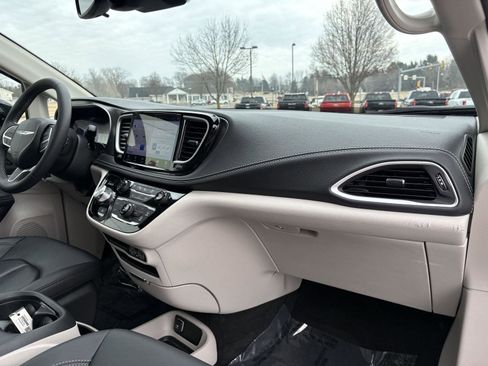 Used 2024 Chrysler Pacifica Touring-L w/ Road Tripper Package image 20