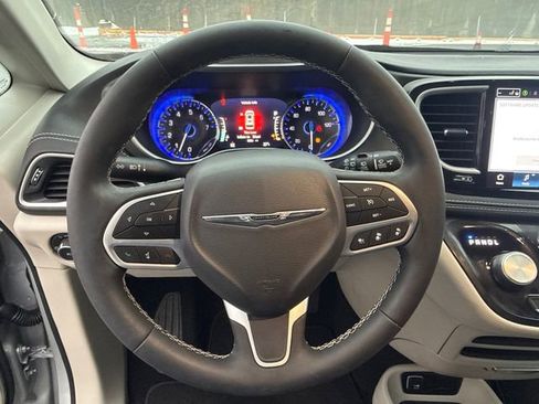 Used 2024 Chrysler Pacifica Touring-L image 28