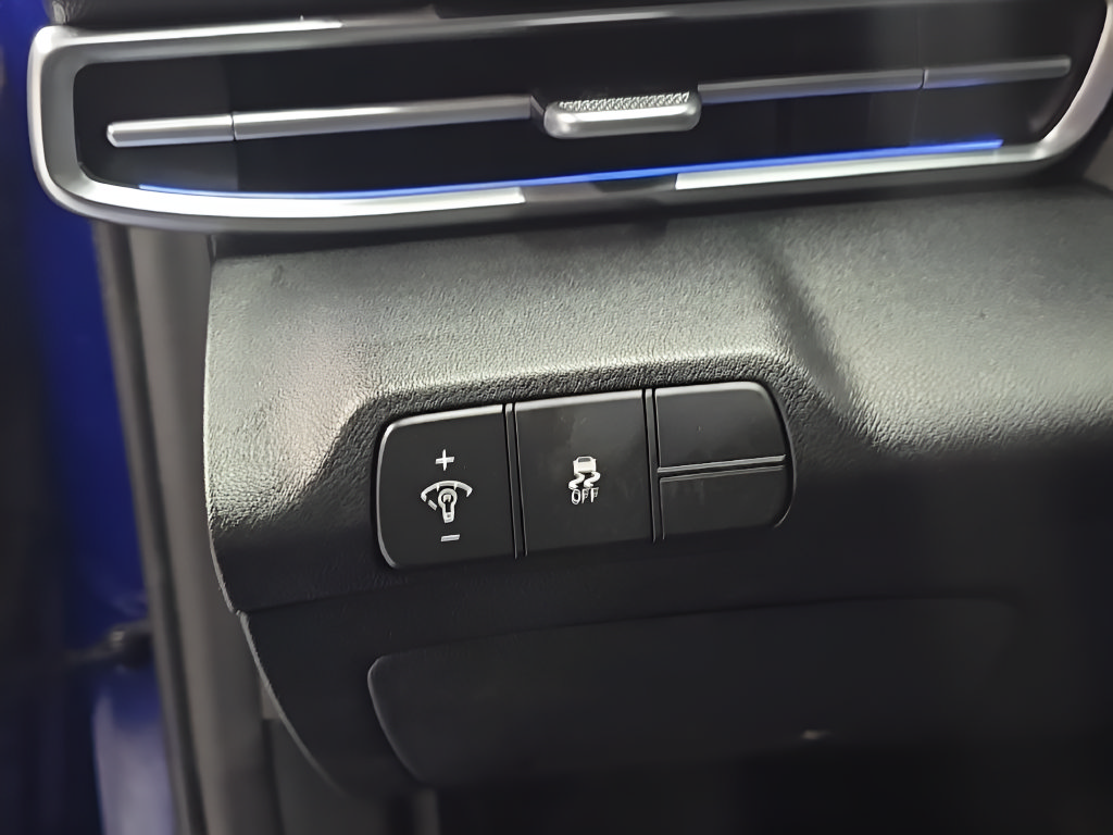 Certified 2025 Hyundai Elantra Limited FWD image 12