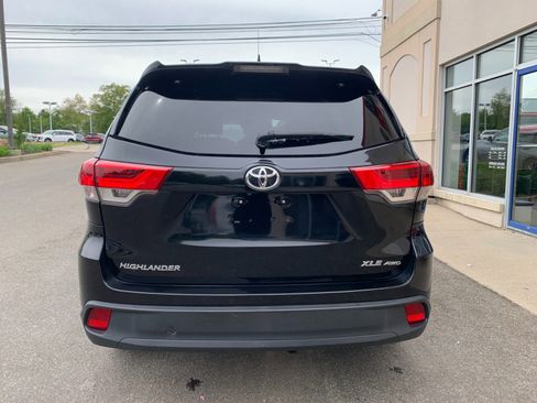 Used 2018 Toyota Highlander XLE w/ Carpet Mat Package (TMS) AWD/4WD image 6