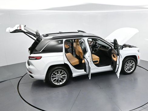 Used 2022 Jeep Grand Cherokee Summit w/ Luxury Tech Group V AWD/4WD image 46