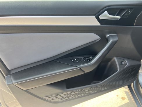 Certified 2025 Volkswagen Jetta SE w/ Sunroof Package FWD image 12