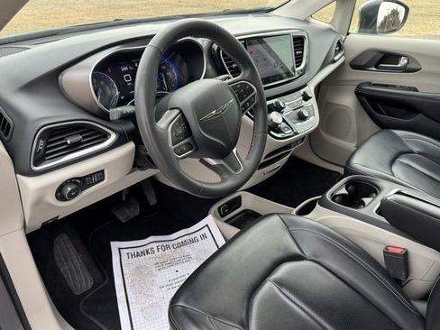Certified 2023 Chrysler Pacifica Touring-L image 14
