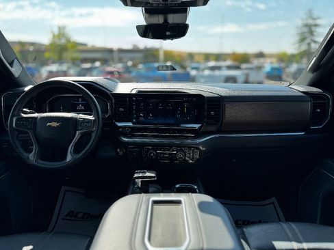 Used 2022 Chevrolet Silverado 1500 High Country w/ Technology Package image 5