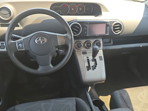 Used 2015 Scion xB FWD image 17