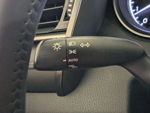 Used 2018 Toyota Camry SE w/ Convenience Package FWD image 13