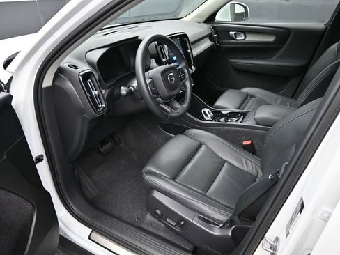 Used 2025 Volvo XC40 B5 Plus AWD/4WD image 9
