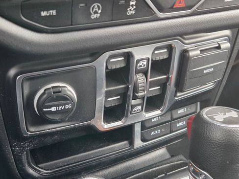 Used 2024 Jeep Wrangler Sahara image 28