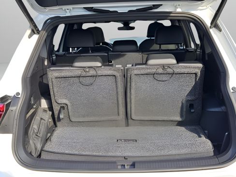Certified 2022 Volkswagen Tiguan SE R-Line FWD image 27