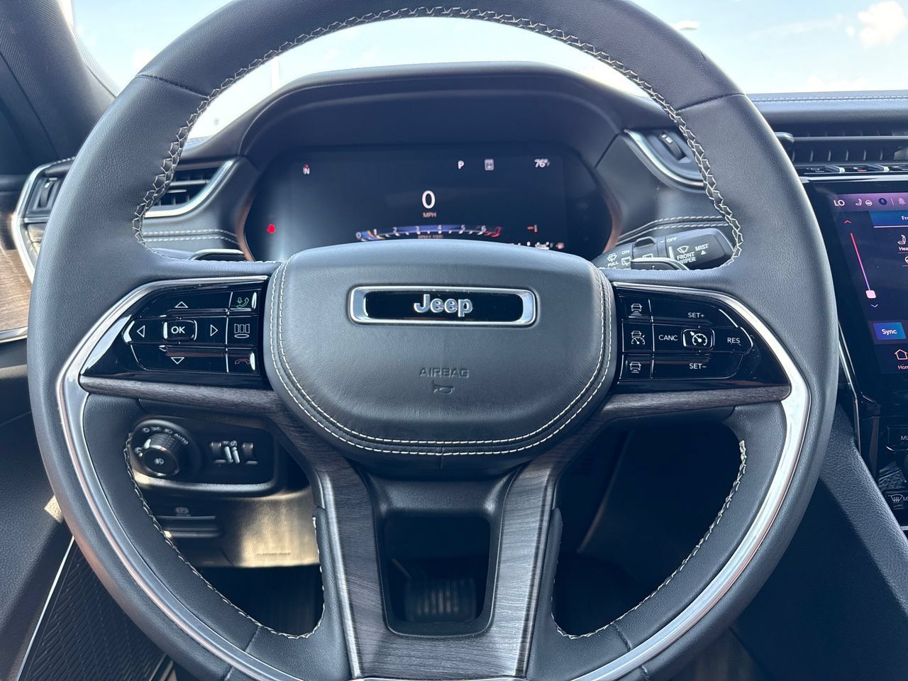 Used 2025 Jeep Grand Cherokee L Overland w/ Luxury Tech Group IV AWD/4WD image 20