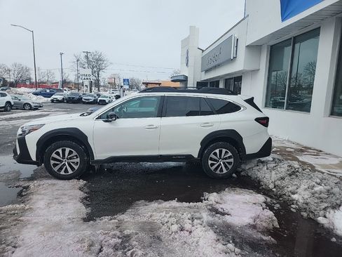 Used 2025 Subaru Outback Premium image 5