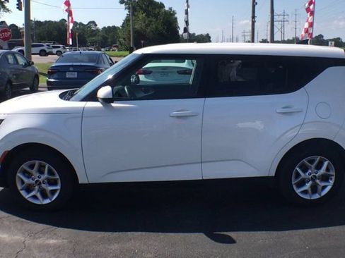 Used 2024 Kia Soul LX w/ Option Group 015 FWD image 5