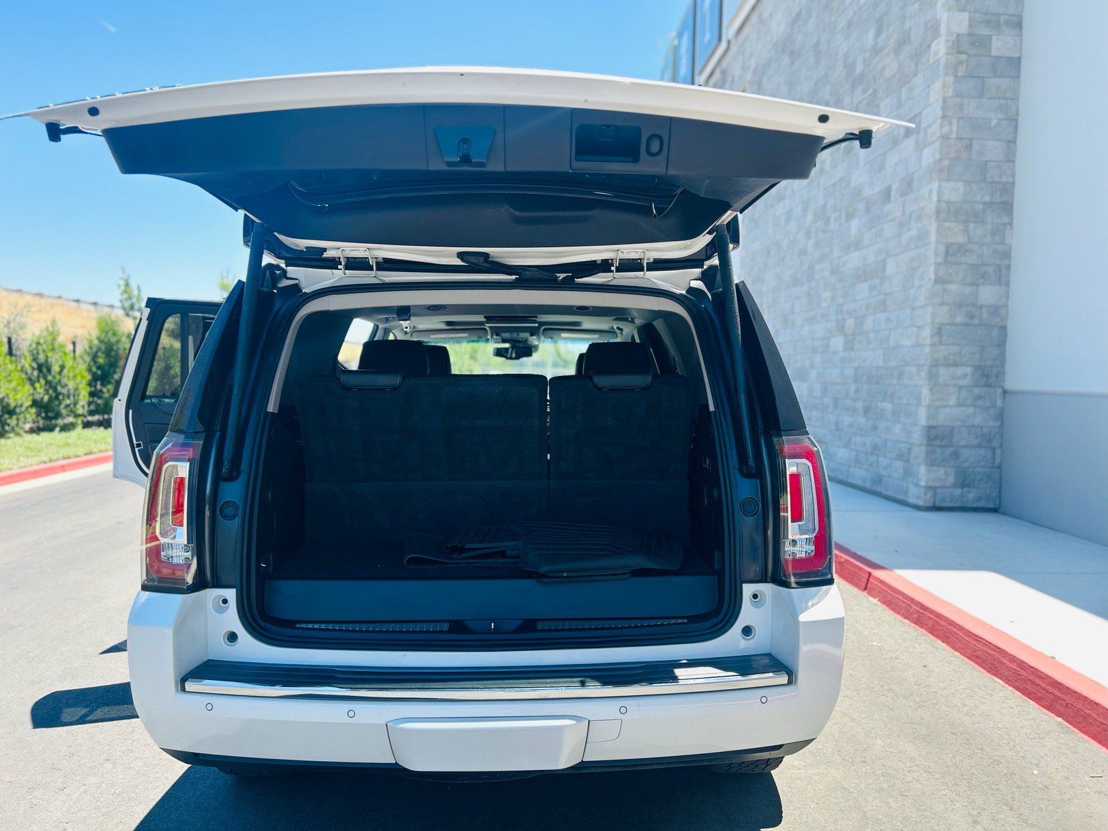 Used 2016 GMC Yukon Denali w/ Open Road Package AWD/4WD image 25