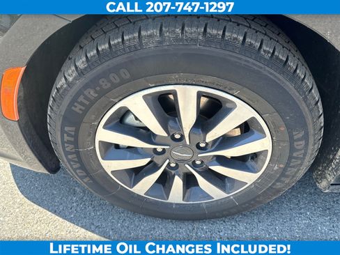 Used 2023 Chrysler Pacifica Limited FWD image 9