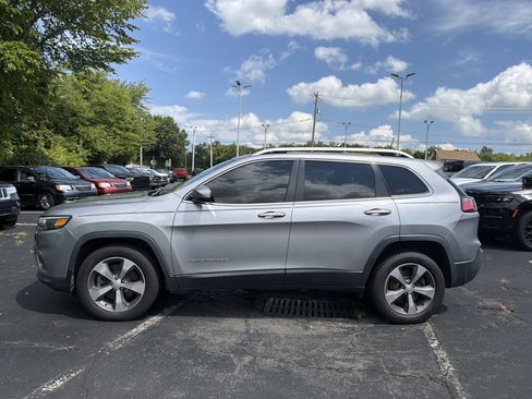 Used 2019 Jeep Cherokee Limited w/ Luxury Group AWD/4WD image 6