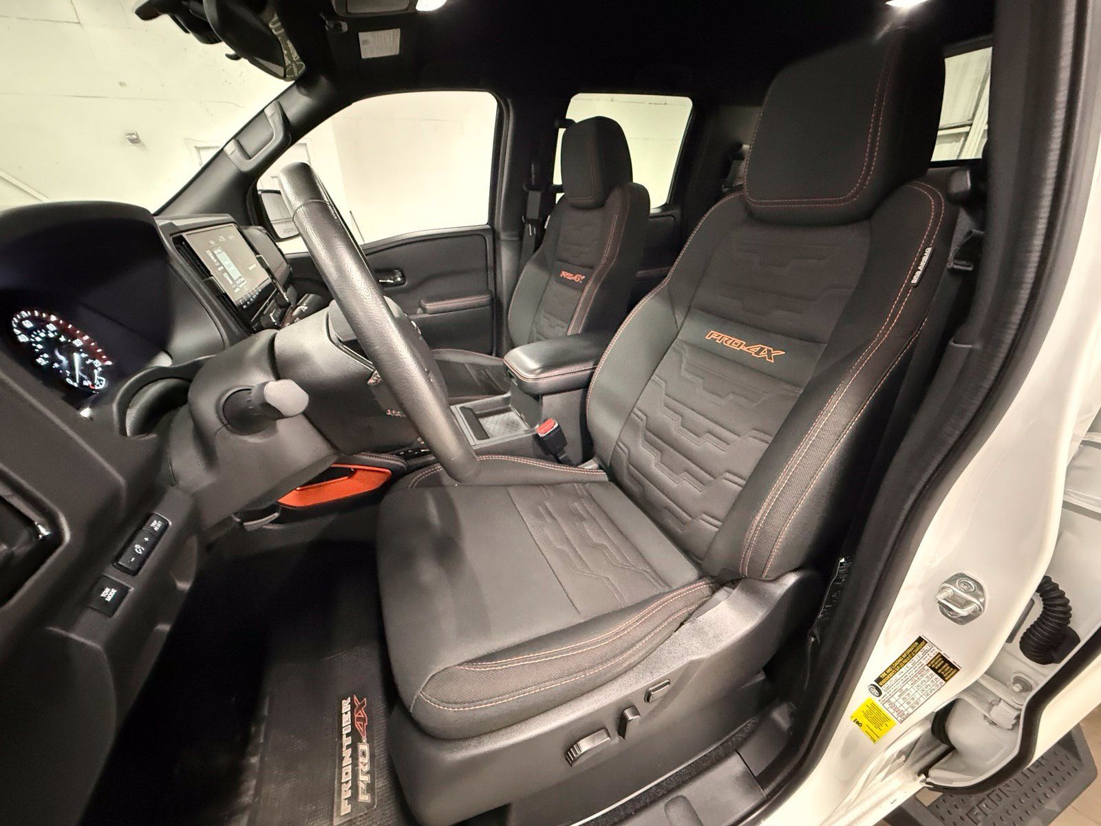 Used 2025 Nissan Frontier PRO-4X w/ Tow Package AWD/4WD image 16