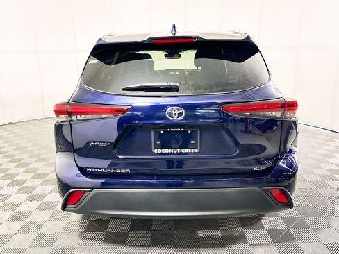Used 2022 Toyota Highlander XLE FWD image 4