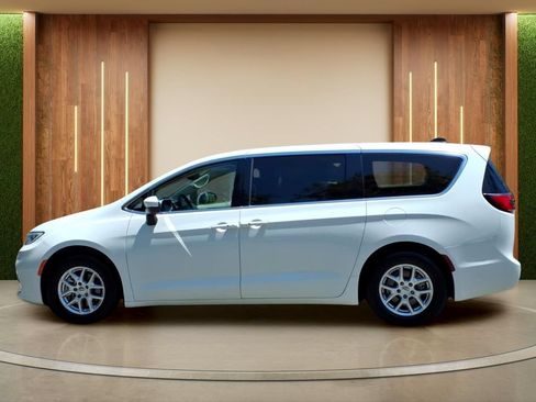 Used 2023 Chrysler Pacifica Touring-L FWD image 28