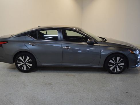 Used 2022 Nissan Altima 2.5 SV image 2