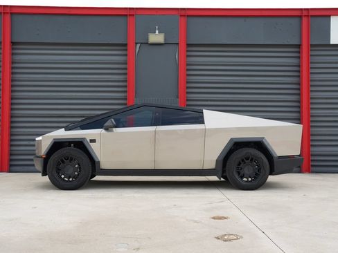 Used 2024 Tesla Cybertruck AWD Crew Cab image 8